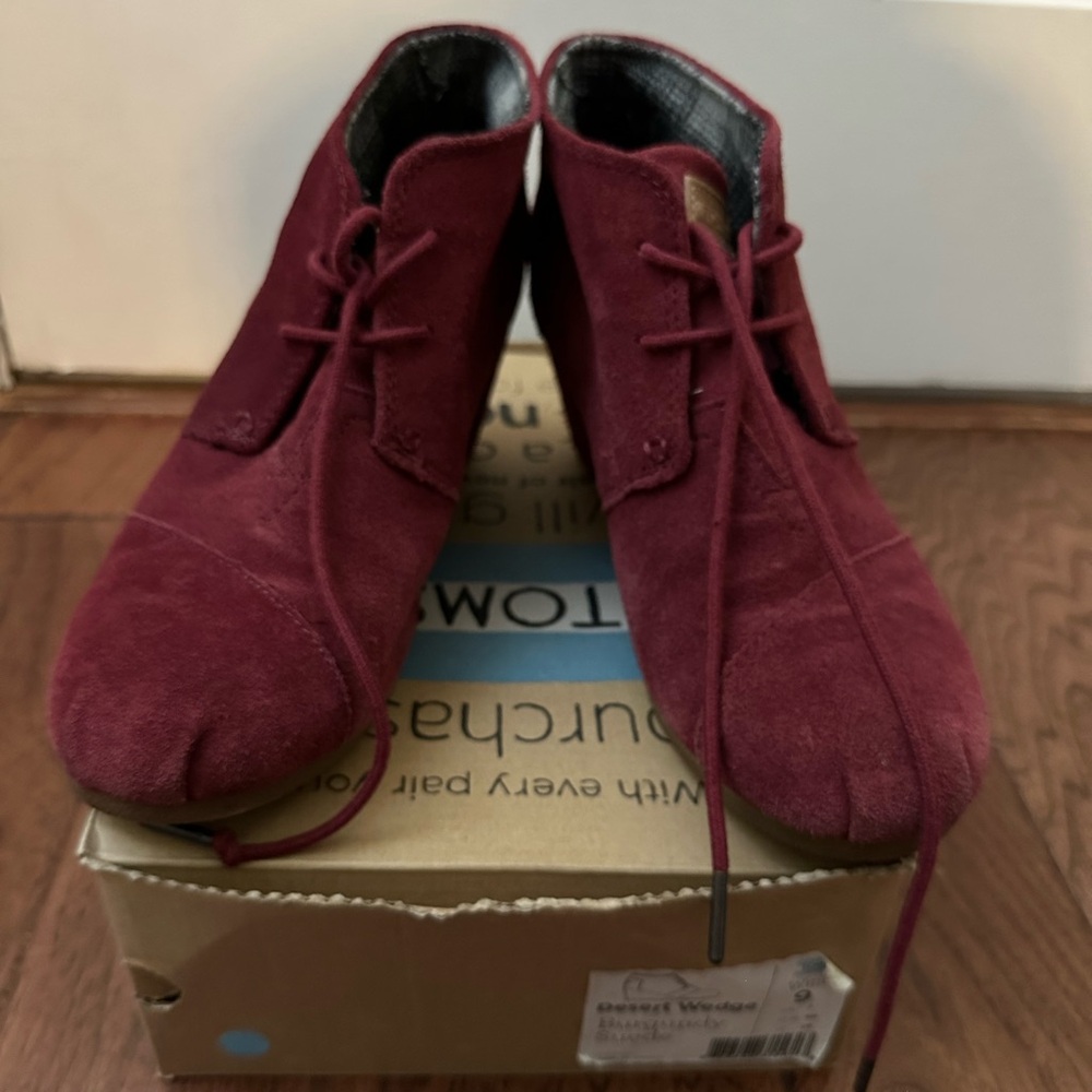 Toms women burgundy suede wedge booties